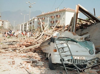 Aradan 21 yıl geçti… Kocaeli’de hala içinde oturulan 1500 hasarlı bina var!