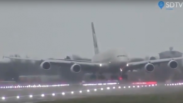 Dünyanın en büyük yolcu uçağı fırtınada Heathrow Havalimanı’na yengeç gibi indi