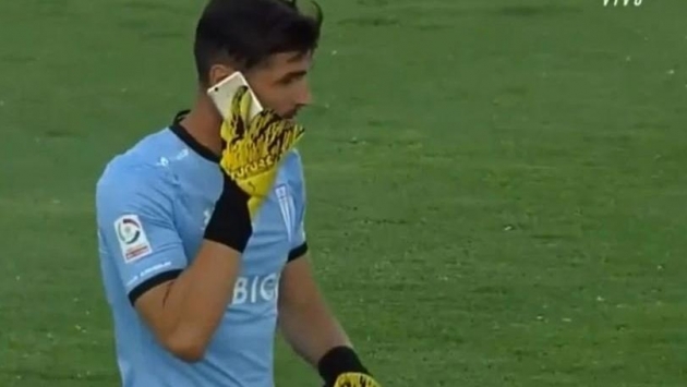 Şili’de olaylı maç, kaleci atılan telefona cevap verdi