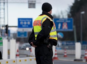 Almanya sınırlarını Schengen ülkelerine kademeli olarak açma kararı aldı