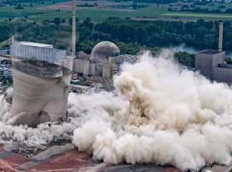 Nükleer santralin soğutma bacaları patlatılarak yıkıldı