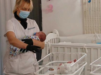 Taşıyıcı annelerin doğurduğu bebekler Ukrayna'da mahsur kaldı