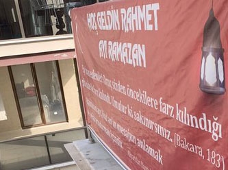 Balkonuna ‘Hoşgeldin Ramazan’ brandası astığı için polisten işkence gördü