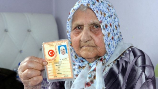 125 yaşındaki Eşe Gelebek koronayı yenen en yaşlı insan oldu