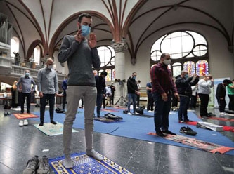 Alman kilisesi Müslümanlara namaz kılmaları için Ramazan boyunca yer açtı