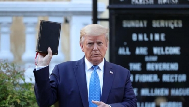 Trump’ın İncil’le pozuna Piskopos’tan tepki: Başkan İncil’i kullandı