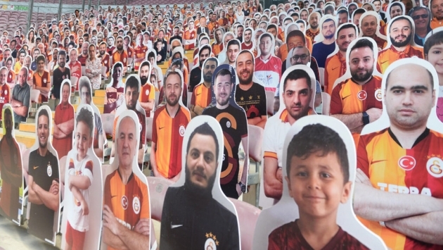 Galatasaray’ın maket taraftarları stada geldi