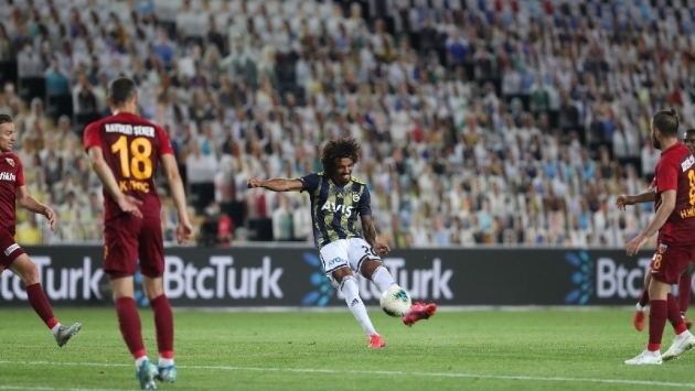 10 kişilik Fenerbahçe, Kayserispor’u 2-1 mağlup etti