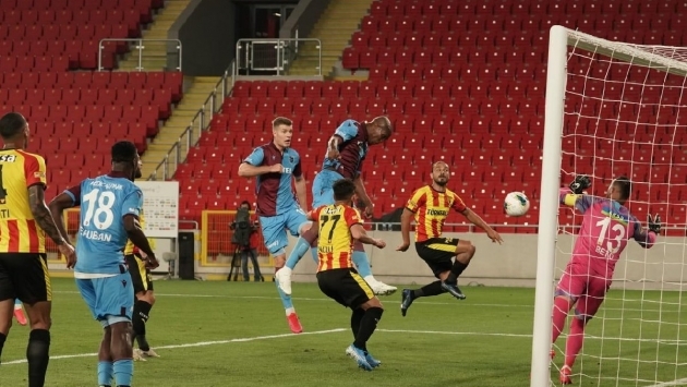 Futbol geri döndü, Trabzonspor zirvedeki yerini korudu