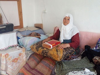 87 yaşındaki yaşlı kadın 'KHK ile evine el koyduk' denerek çıkarılmaya çalışılıyor