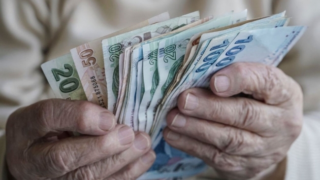 Geçim zorluğu yaşayan emekliler asgari ücret istiyor