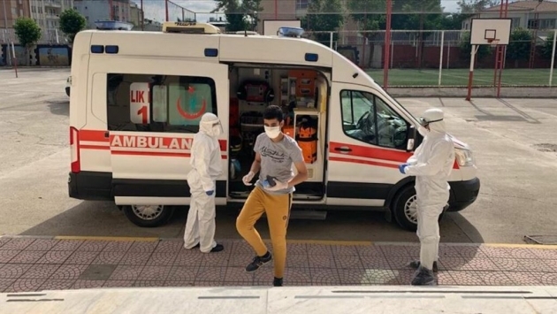 Covid-19 tedavisi gören öğrenciler ambulanslarla sınava götürüldü