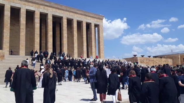 Polis geri çekildi: Baro başkanları Anıtkabir’e yürüdü