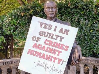 ABD'de Mustafa Kemal Atatürk heykeline 'ırkçılık karşıtı' pankart bırakıldı