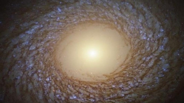 NASA'dan ortasında büyük bir boşluk olan galaksi fotoğrafı