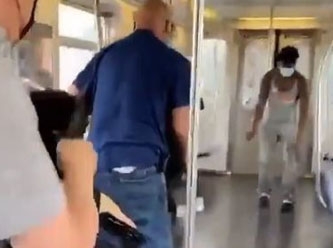 New York metrosunda bıçaklı saldırı: Yaralılar var