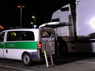 Almanya sınırında Türkiye plakalı kamyondan 31 sığınmacı çıktı