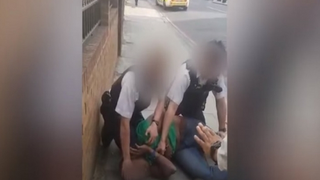 Londra’da siyahi kişiye şiddet uygulayan polis görevden uzaklaştırıldı