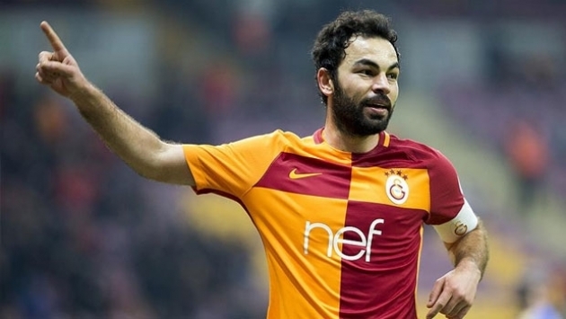 Galatasaray'ın kaptanı Selçuk İnan futbol kariyerini noktaladığını açıkladı