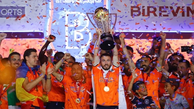 Şampiyon Başakşehir kupasına kavuştu