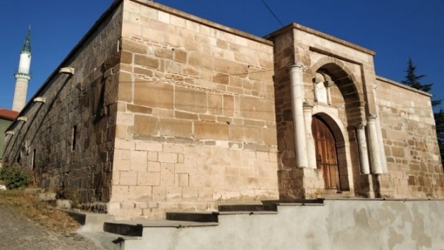 Köy muhtarı 700 yıllık kervansarayda ‘korsan’ restorasyon yaptırdı