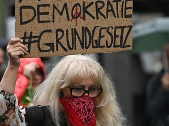 Almanya'da Korona tedbirlerine karşı Berlin'de büyük gösteri