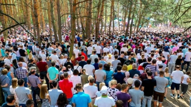 Şehirde mitinge izin verilmeyince binlerce kişi ormanda toplandı