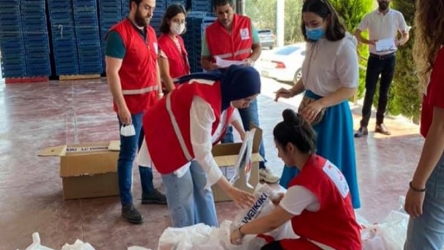 Vatandaşın Kızılay’a bağışladığı yardım paketlerini AKP dağıttı!