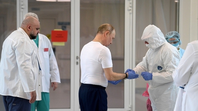Putin’in kızı tescillenen ilk Kovid-19 aşısından yaptırdı