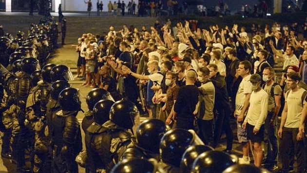 Belarus'ta binlerce eylemci sokakta