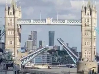 Londra'daki Tower Bridge köprüsünün kolları bir süre havada asılı kaldı