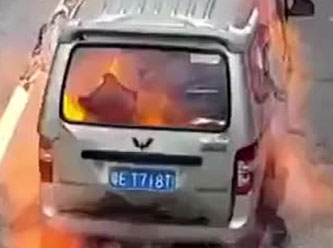 Trafik ışıklarında bekleyen minibüs patladı