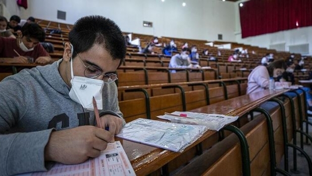 Eğitim Bakanı Selçuk doğruladı: Koronavirüslü öğrenci diğer öğrencilerle sınava alındı