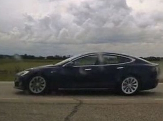Kanadalı bir Tesla sürücüsü oto-pilotta 150 km hızla giden arabada uyurken yakalandı