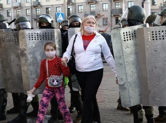 Belarus'ta kadınlar sokaklara indi