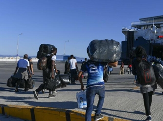 Midilli Adası’ndan 2.500 mülteci Yunanistan anakarasına götürülüyor