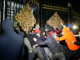 Kırgızistan'da göstericiler Meclis, Hükümet ve Başkanlık Sarayı'na girdi