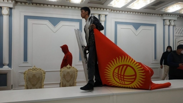 Başbakan istifa etmişti: Kırgız muhalifler bazı hükümet pozisyonlarını ele geçirdi
