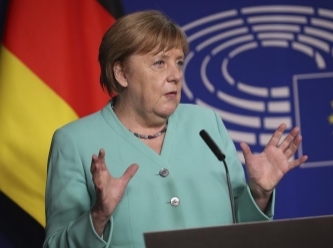 Merkel Alman halkını uyardı
