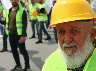 İş bulamayan yaşlılar geçinebilmek için inşaatlarda çalışıyor