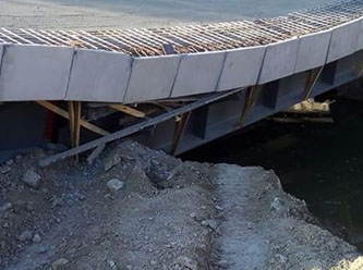 Türkiye'den bir inşaat manzarası: Köprü hizmete girmeden çöktü