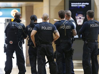 Almanya'da 50 polisin cep telefonuna el konuldu