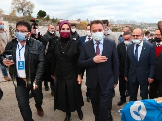 AKP'li belediyeler Babacan'ın afişlerini ya astırmadı, ya da söktürdü