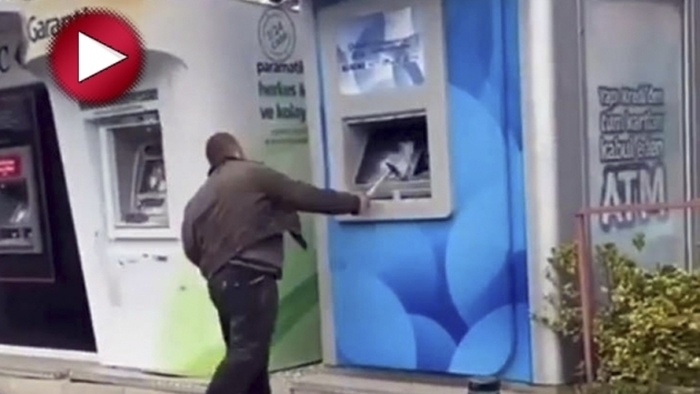 Kriz cinneti: ATM'leri çekiçle parçaladı!