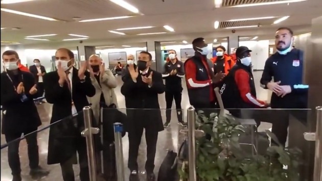Sivasspor kafilesi havalimanında mahsur kaldı
