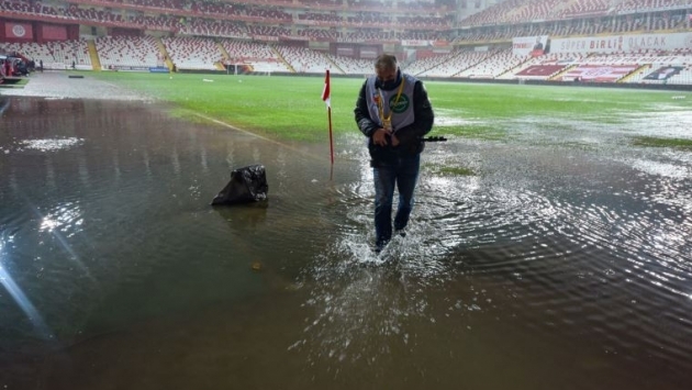 Antalyaspor-Hatayspor maçı yoğun yağış nedeniyle ertelendi