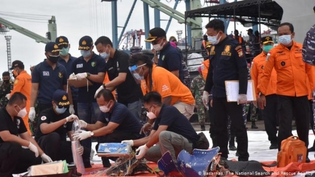 Endonezya’da düşen yolcu uçağının kara kutuları bulundu