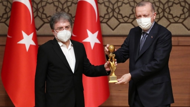 Ahmet Hakan ‘Medya Oscarı’nı Külliye’de Erdoğan’ın elinden aldı