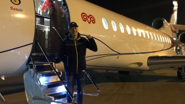 Mesut Özil uçağa bindi