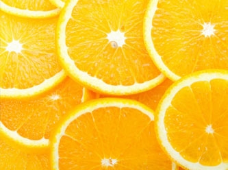 Dört kişi ek bagaj ücreti ödememek için 30 kilogram portakalı mideye indirdi